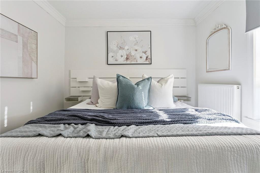 132 Queen Street W, Cambridge, ON - Indoor Photo Showing Bedroom