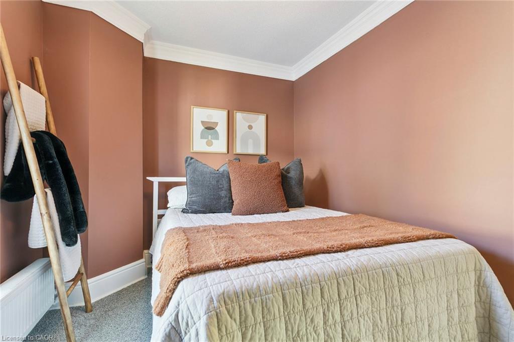 132 Queen Street W, Cambridge, ON - Indoor Photo Showing Bedroom