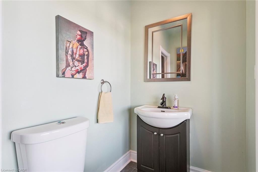 132 Queen Street W, Cambridge, ON - Indoor Photo Showing Bathroom