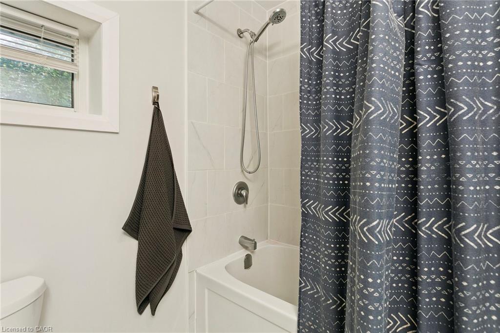 132 Queen Street W, Cambridge, ON - Indoor Photo Showing Bathroom