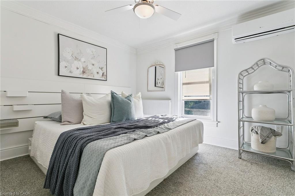 132 Queen Street W, Cambridge, ON - Indoor Photo Showing Bedroom