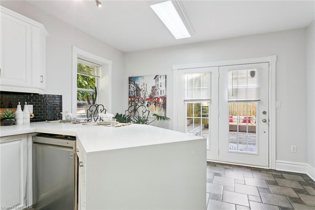 132 Queen Street W, Cambridge, ON - Indoor Photo Showing Kitchen