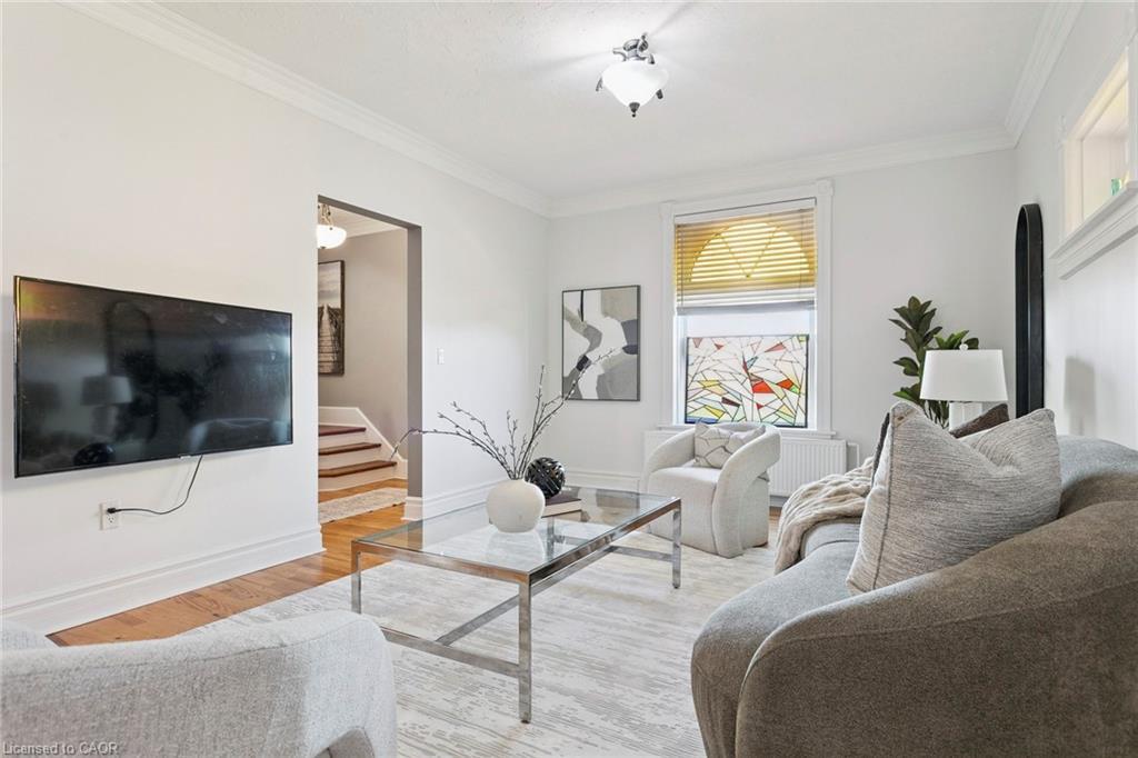 132 Queen Street W, Cambridge, ON - Indoor Photo Showing Living Room