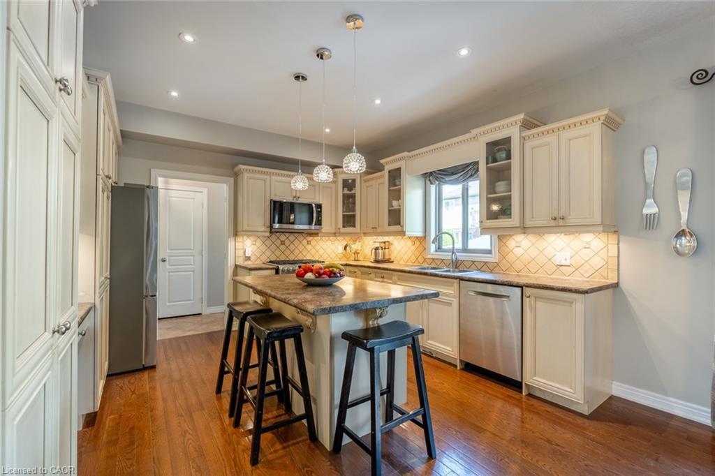 2338 Norland Drive, Burlington, ON - Indoor Photo Showing Kitchen With Upgraded Kitchen