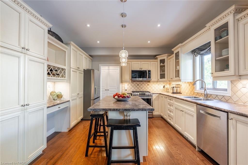 2338 Norland Drive, Burlington, ON - Indoor Photo Showing Kitchen With Double Sink With Upgraded Kitchen
