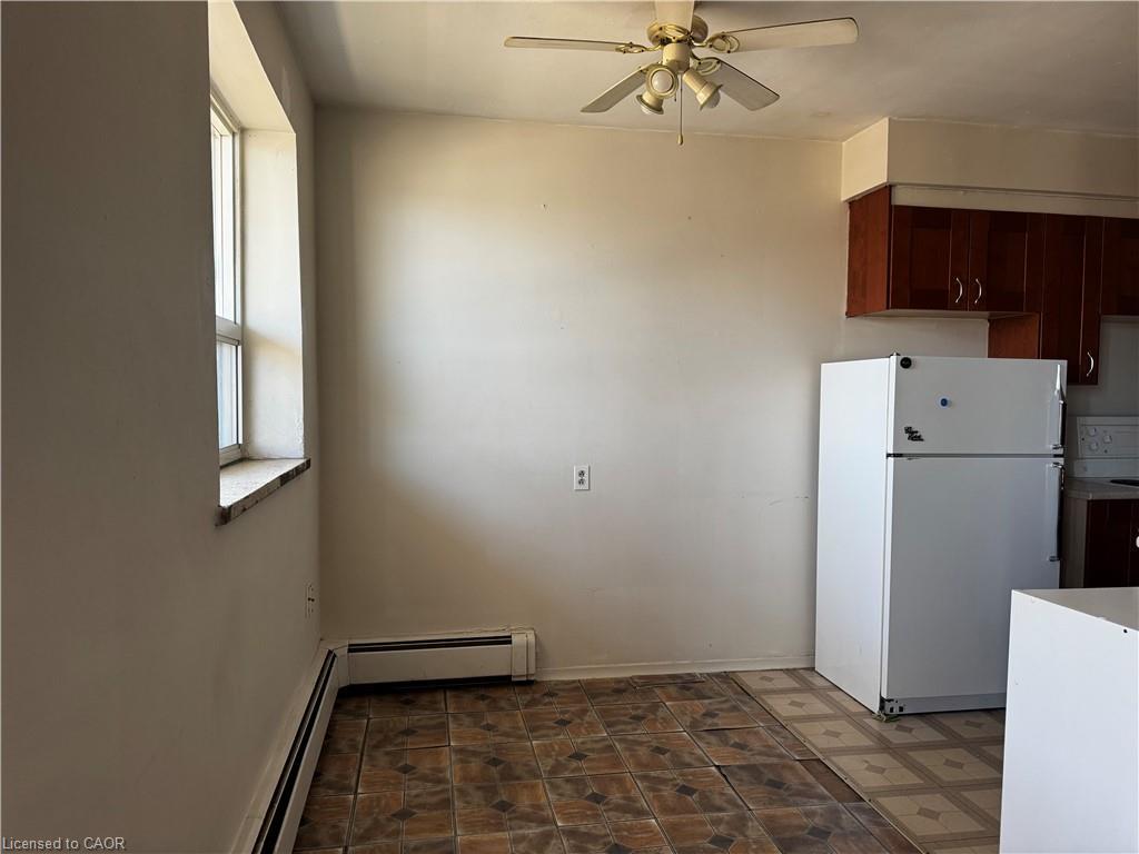 208-269 Parkdale Avenue N, Hamilton, ON - Indoor Photo Showing Kitchen