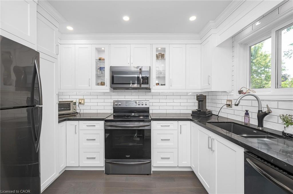 163 Ross Lane, Oakville, ON - Indoor Photo Showing Kitchen With Double Sink With Upgraded Kitchen