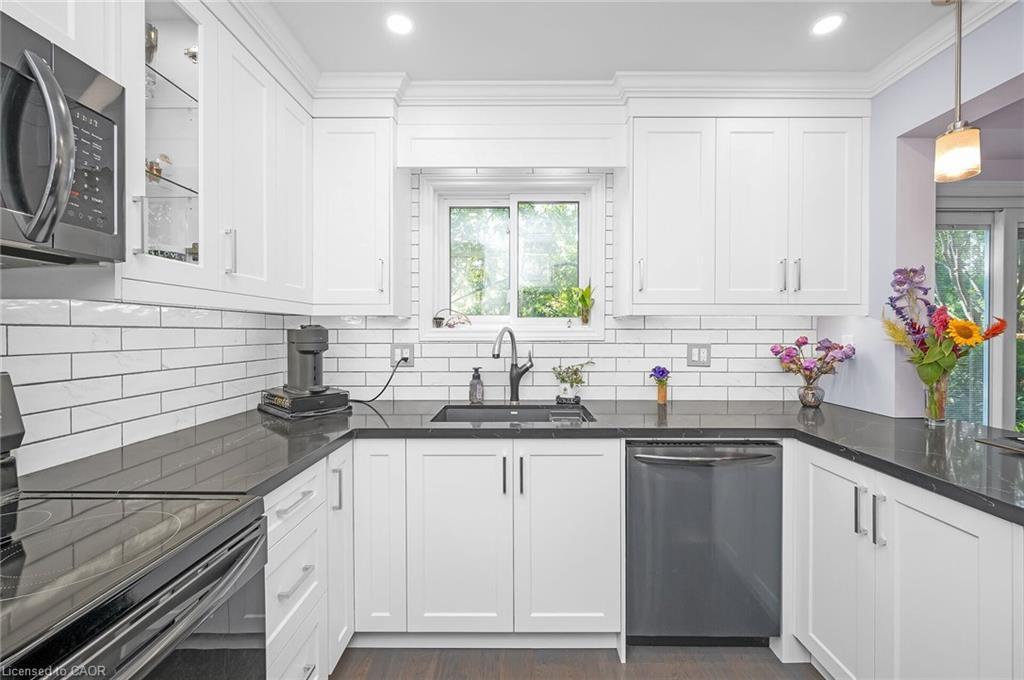163 Ross Lane, Oakville, ON - Indoor Photo Showing Kitchen With Upgraded Kitchen