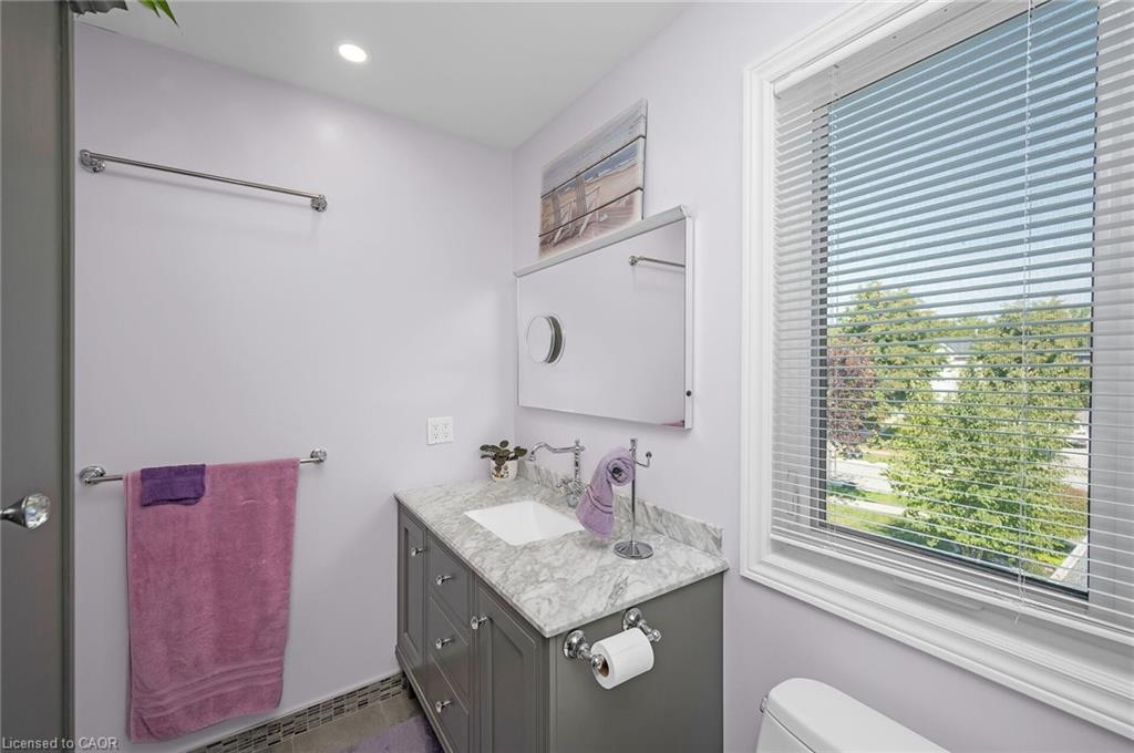 163 Ross Lane, Oakville, ON - Indoor Photo Showing Bathroom