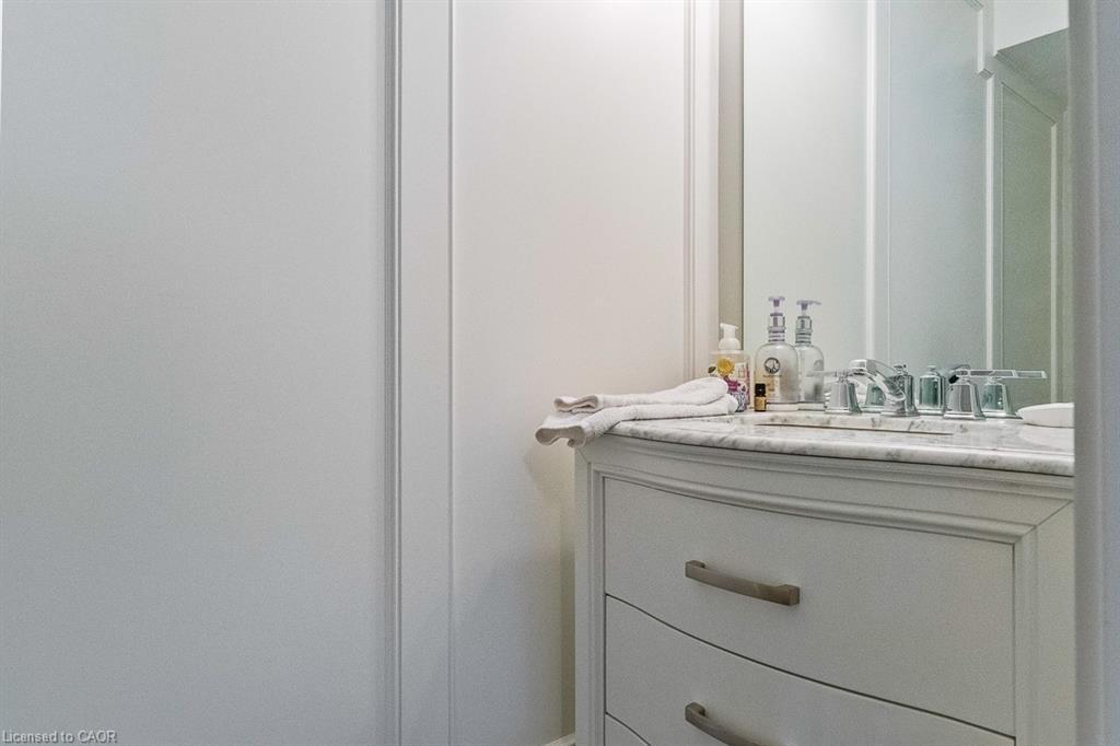 231 Southwood Court, Oakville, ON - Indoor Photo Showing Bathroom