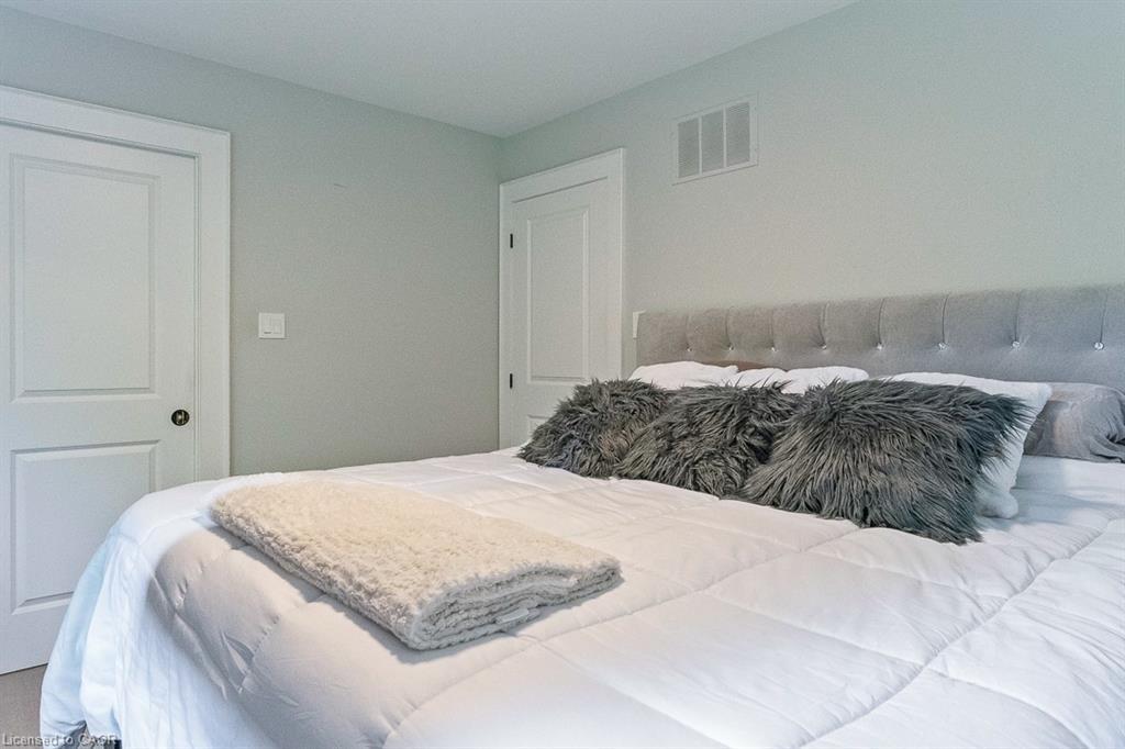 231 Southwood Court, Oakville, ON - Indoor Photo Showing Bedroom