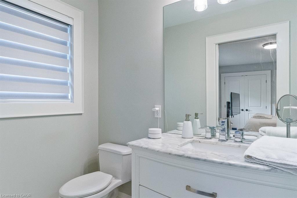 231 Southwood Court, Oakville, ON - Indoor Photo Showing Bathroom