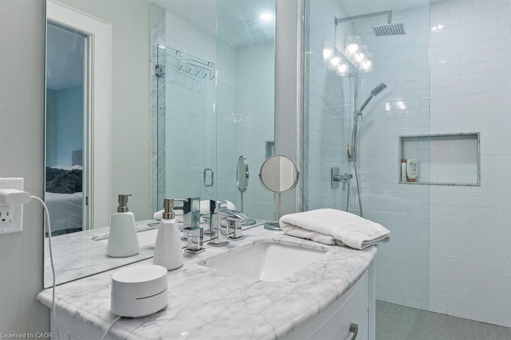 231 Southwood Court, Oakville, ON - Indoor Photo Showing Bathroom