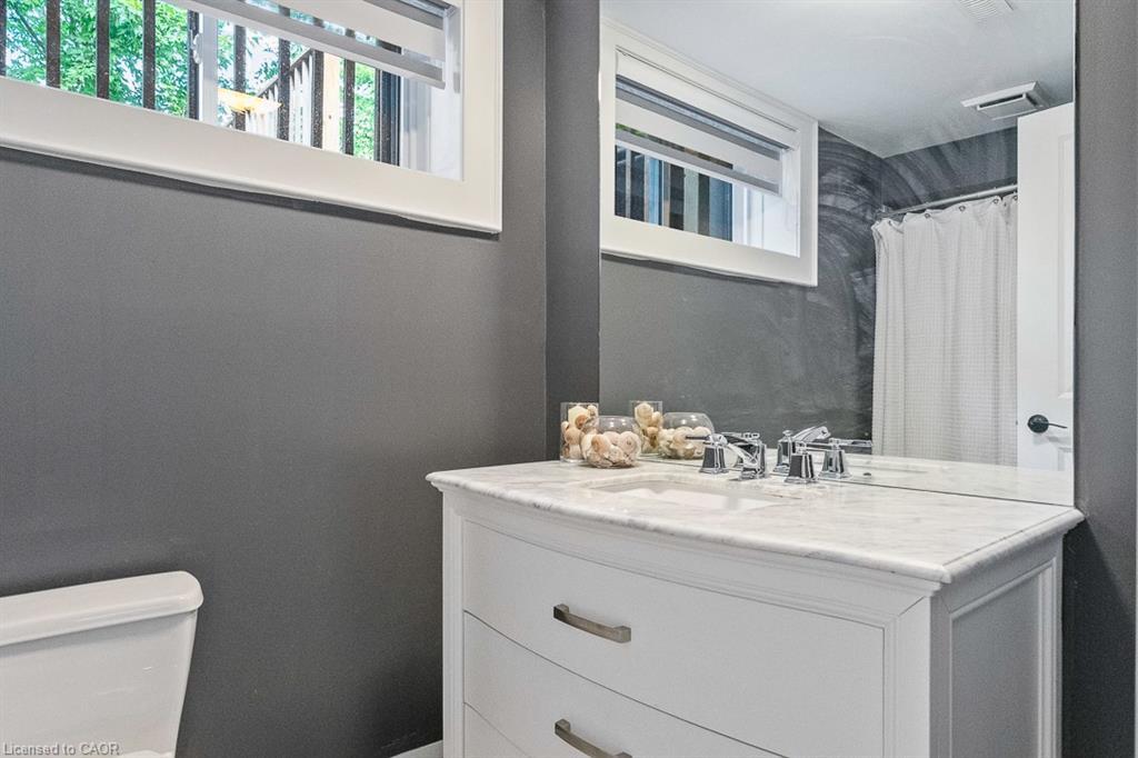 231 Southwood Court, Oakville, ON - Indoor Photo Showing Bathroom