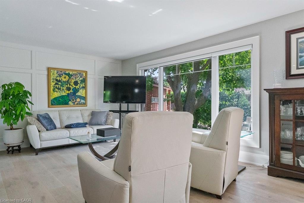 231 Southwood Court, Oakville, ON - Indoor Photo Showing Living Room