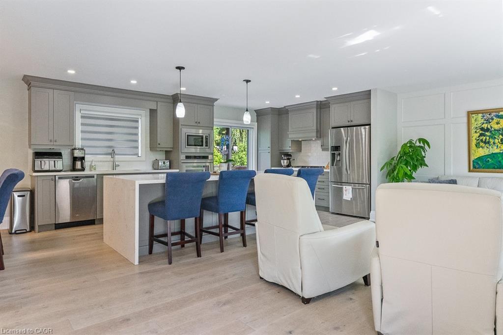 231 Southwood Court, Oakville, ON - Indoor Photo Showing Kitchen With Upgraded Kitchen