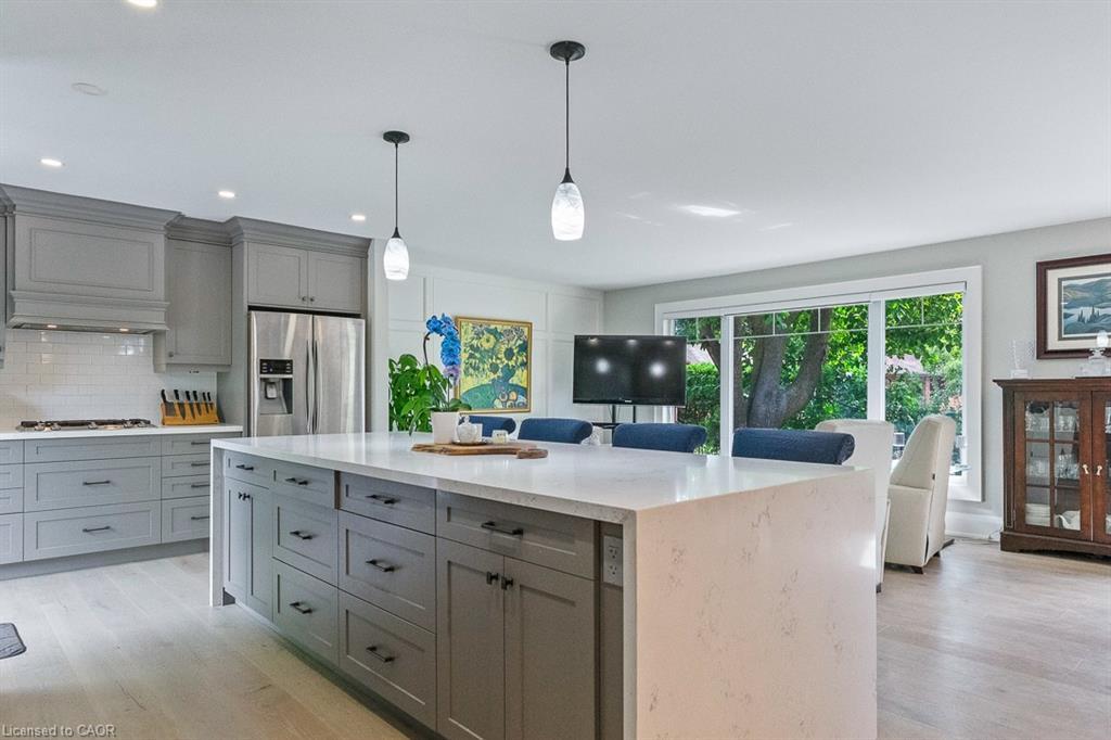 231 Southwood Court, Oakville, ON - Indoor Photo Showing Kitchen With Upgraded Kitchen