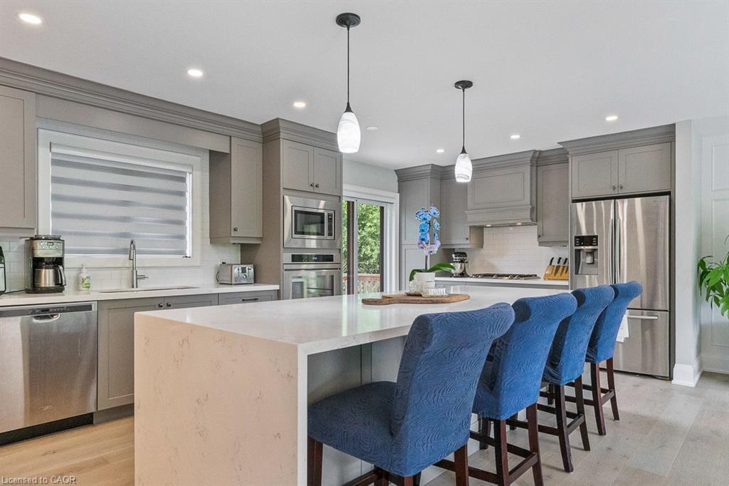 231 Southwood Court, Oakville, ON - Indoor Photo Showing Kitchen With Upgraded Kitchen