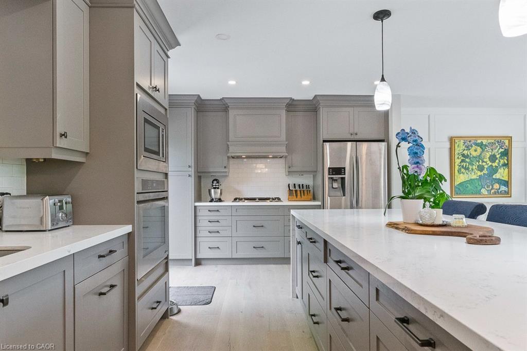 231 Southwood Court, Oakville, ON - Indoor Photo Showing Kitchen With Upgraded Kitchen