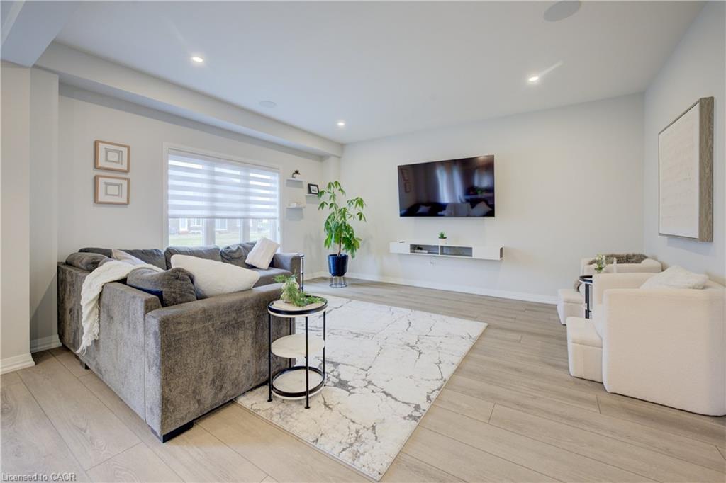 36 Alicia Crescent, Thorold, ON - Indoor Photo Showing Living Room