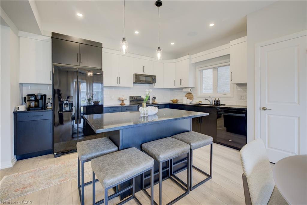 36 Alicia Crescent, Thorold, ON - Indoor Photo Showing Kitchen With Upgraded Kitchen