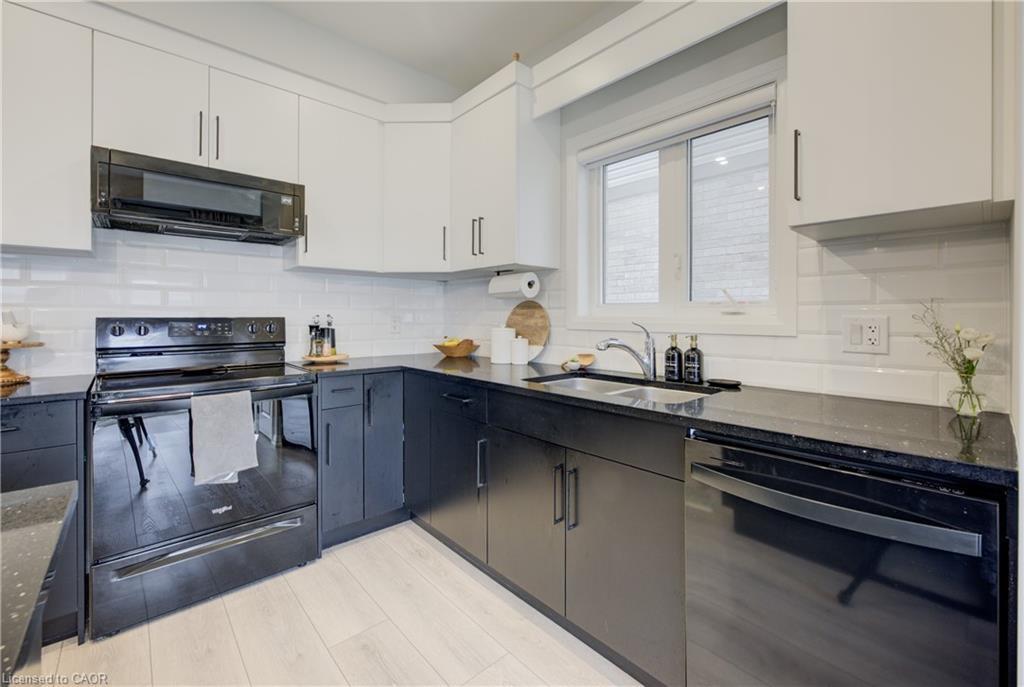 36 Alicia Crescent, Thorold, ON - Indoor Photo Showing Kitchen With Double Sink