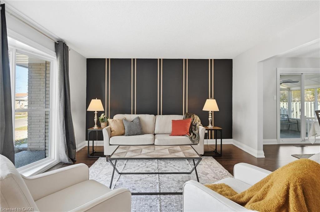 123 Athenia Drive, Stoney Creek, ON - Indoor Photo Showing Living Room