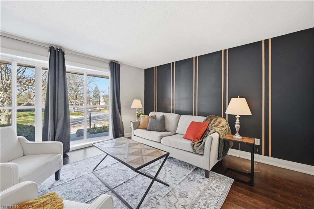 123 Athenia Drive, Stoney Creek, ON - Indoor Photo Showing Living Room