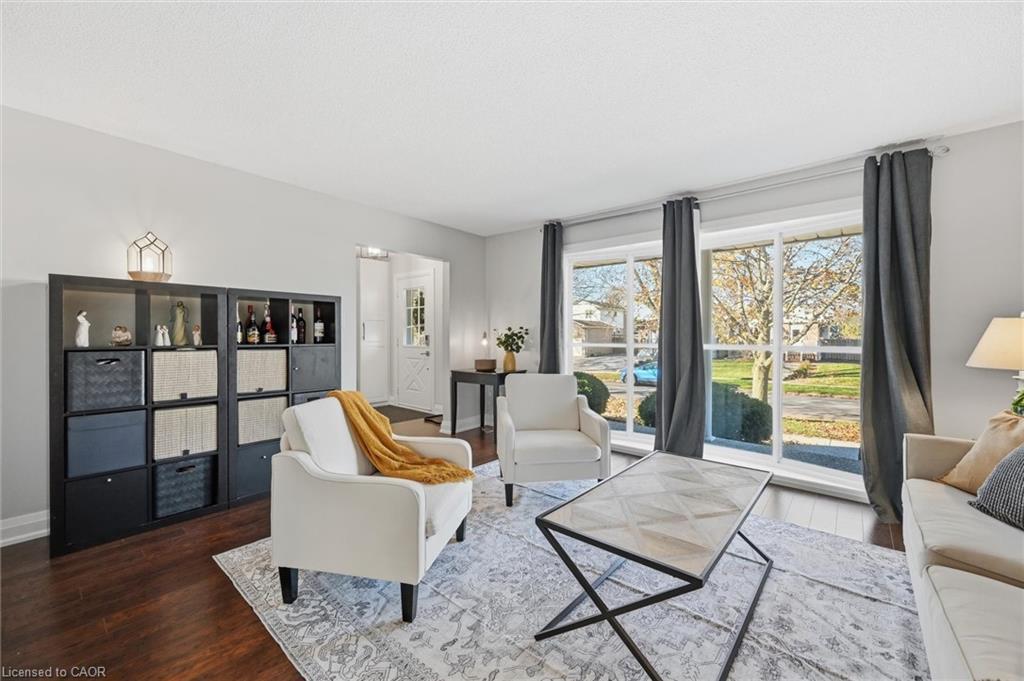 123 Athenia Drive, Stoney Creek, ON - Indoor Photo Showing Living Room