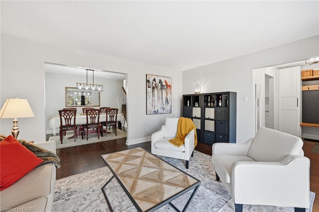 123 Athenia Drive, Stoney Creek, ON - Indoor Photo Showing Living Room