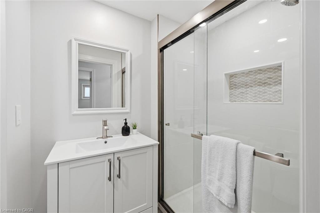 123 Athenia Drive, Stoney Creek, ON - Indoor Photo Showing Bathroom