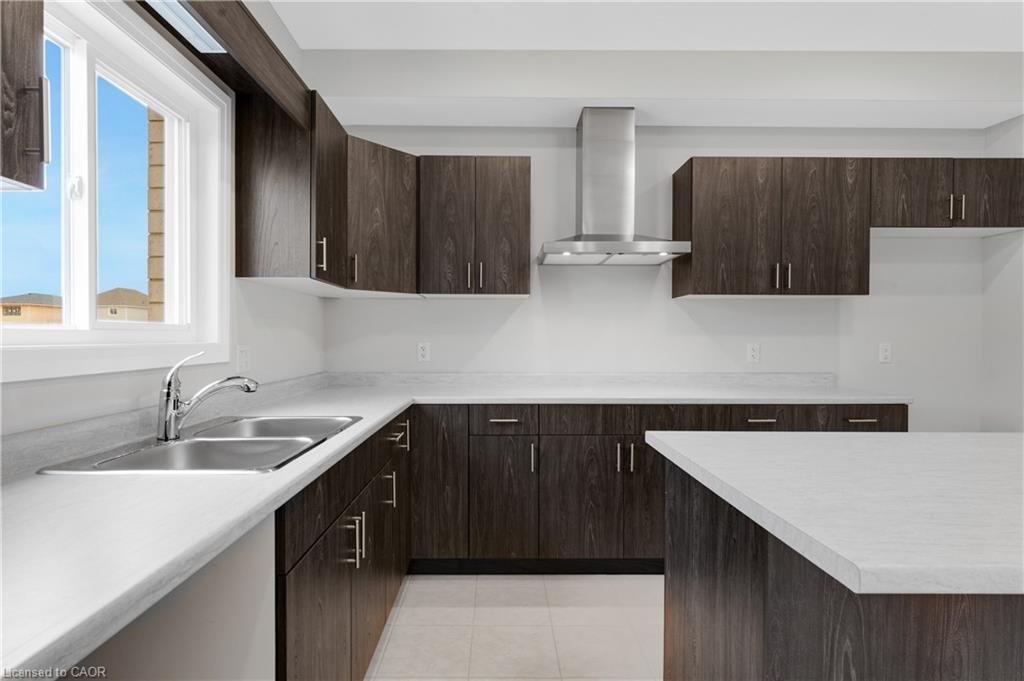 778 Bradford Avenue, Fort Erie, ON - Indoor Photo Showing Kitchen With Double Sink