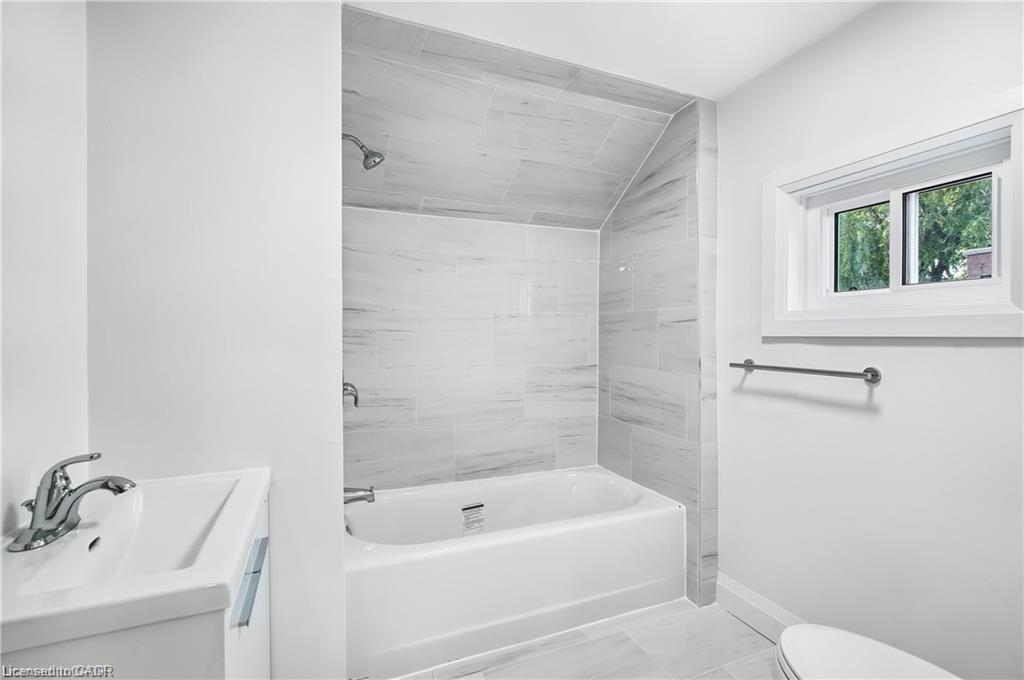 2-10 Comet Avenue, Hamilton, ON - Indoor Photo Showing Bathroom
