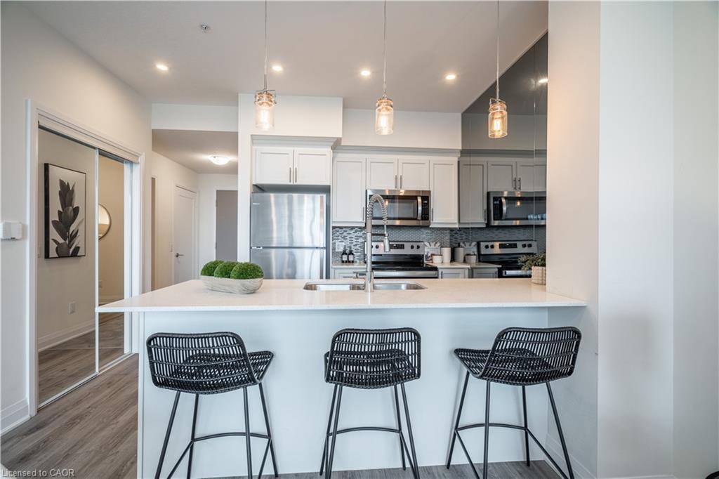 426-16 Concord Place, Grimsby, ON - Indoor Photo Showing Kitchen With Upgraded Kitchen