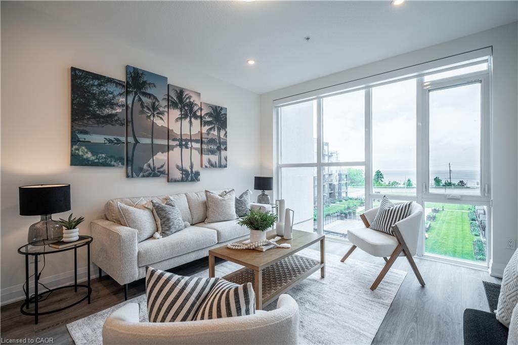 426-16 Concord Place, Grimsby, ON - Indoor Photo Showing Living Room