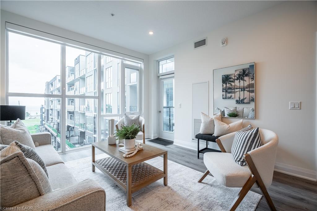 426-16 Concord Place, Grimsby, ON - Indoor Photo Showing Living Room