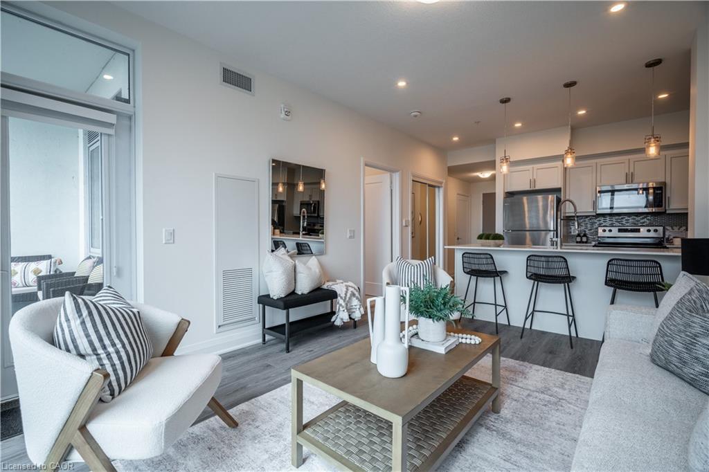 426-16 Concord Place, Grimsby, ON - Indoor Photo Showing Living Room