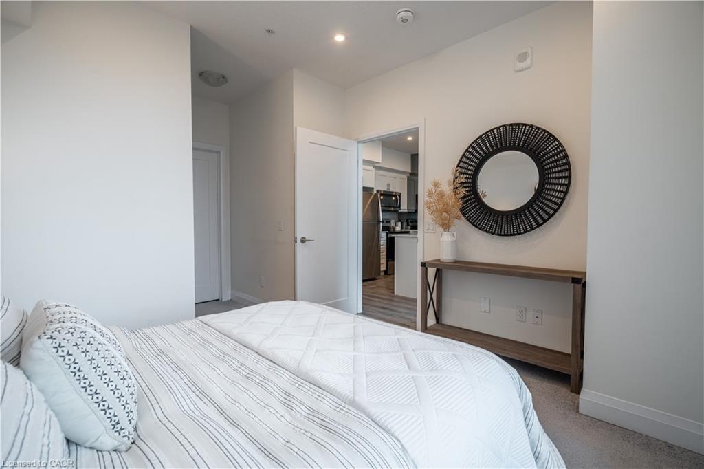 426-16 Concord Place, Grimsby, ON - Indoor Photo Showing Bedroom