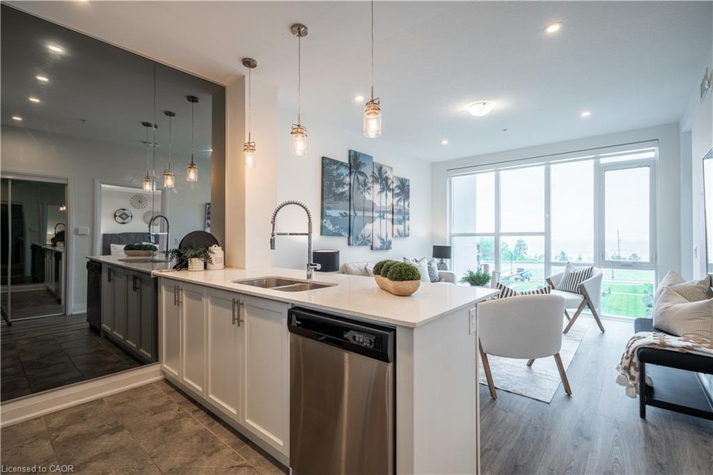 426-16 Concord Place, Grimsby, ON - Indoor Photo Showing Kitchen With Double Sink With Upgraded Kitchen