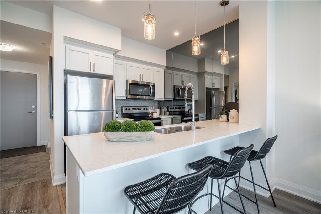 426-16 Concord Place, Grimsby, ON - Indoor Photo Showing Kitchen With Double Sink With Upgraded Kitchen