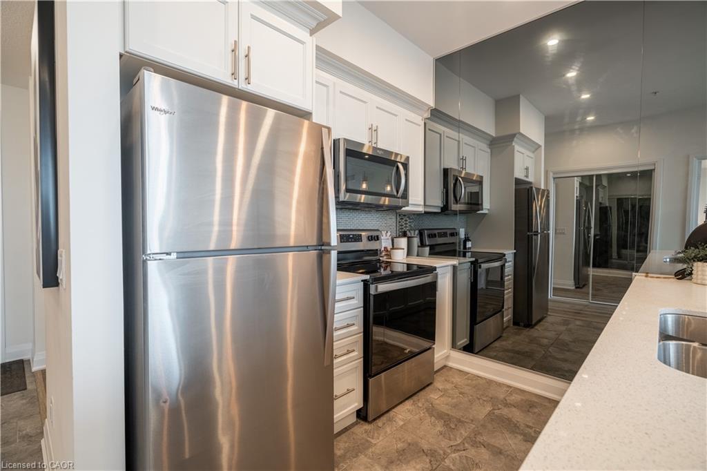 426-16 Concord Place, Grimsby, ON - Indoor Photo Showing Kitchen With Double Sink With Upgraded Kitchen