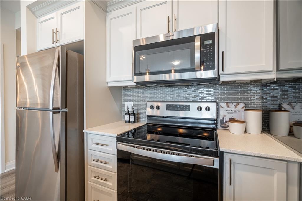 426-16 Concord Place, Grimsby, ON - Indoor Photo Showing Kitchen With Upgraded Kitchen
