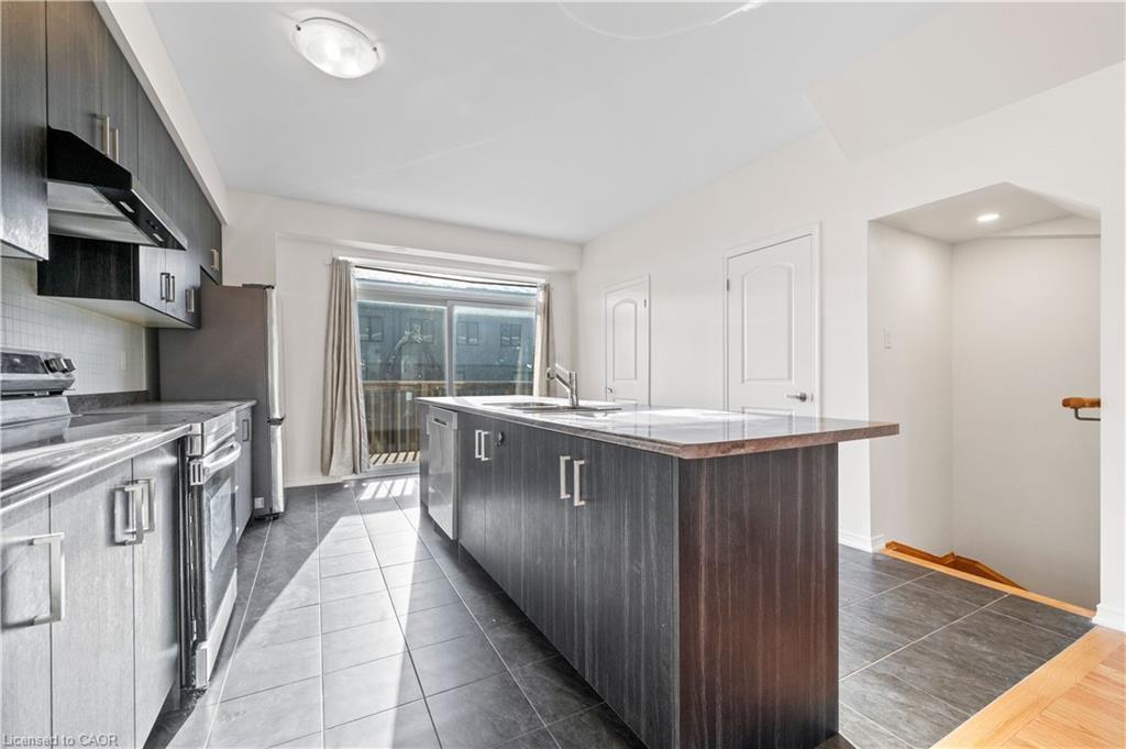 81 Holder Drive, Brantford, ON - Indoor Photo Showing Kitchen With Upgraded Kitchen