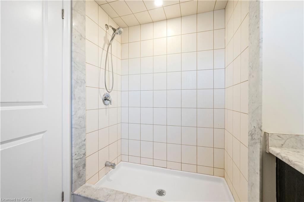 81 Holder Drive, Brantford, ON - Indoor Photo Showing Bathroom