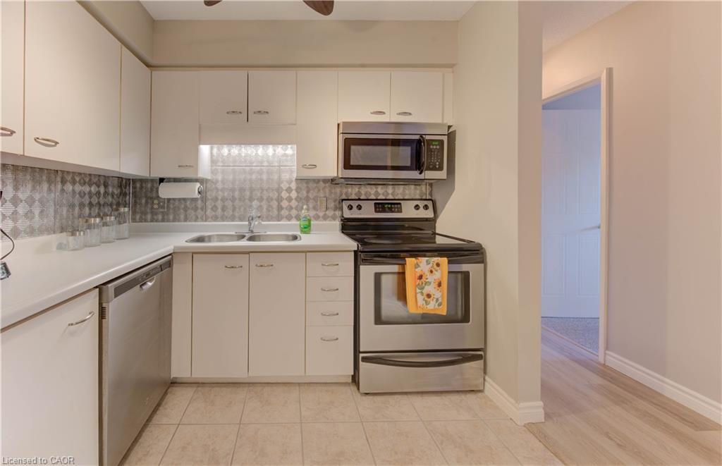 27-3085 Kingsway Drive, Kitchener, ON - Indoor Photo Showing Kitchen With Stainless Steel Kitchen With Double Sink