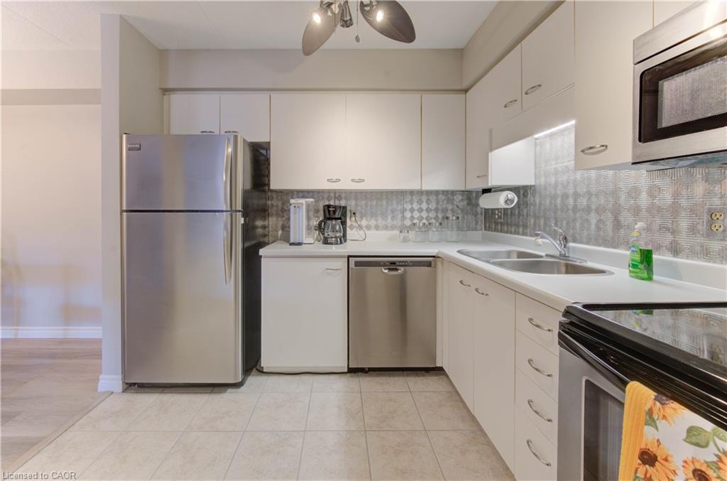 27-3085 Kingsway Drive, Kitchener, ON - Indoor Photo Showing Kitchen With Stainless Steel Kitchen With Double Sink