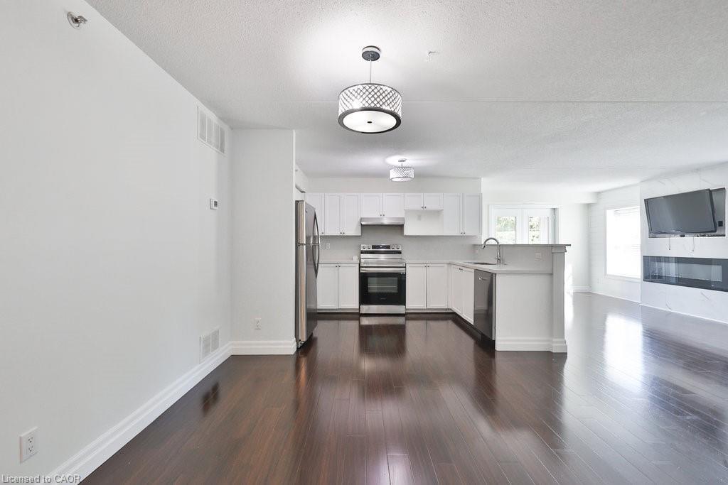113-2035 Appleby Line, Burlington, ON - Indoor Photo Showing Kitchen