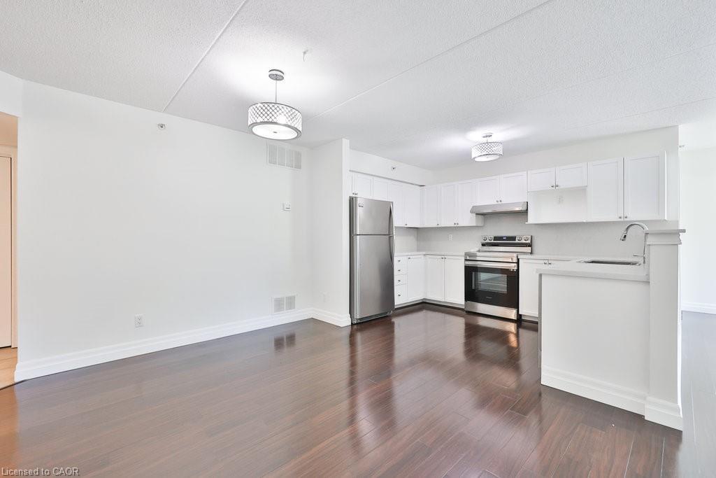 113-2035 Appleby Line, Burlington, ON - Indoor Photo Showing Kitchen