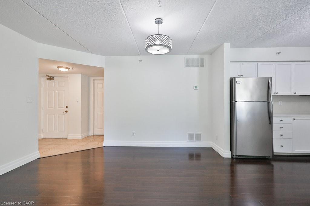113-2035 Appleby Line, Burlington, ON - Indoor Photo Showing Kitchen