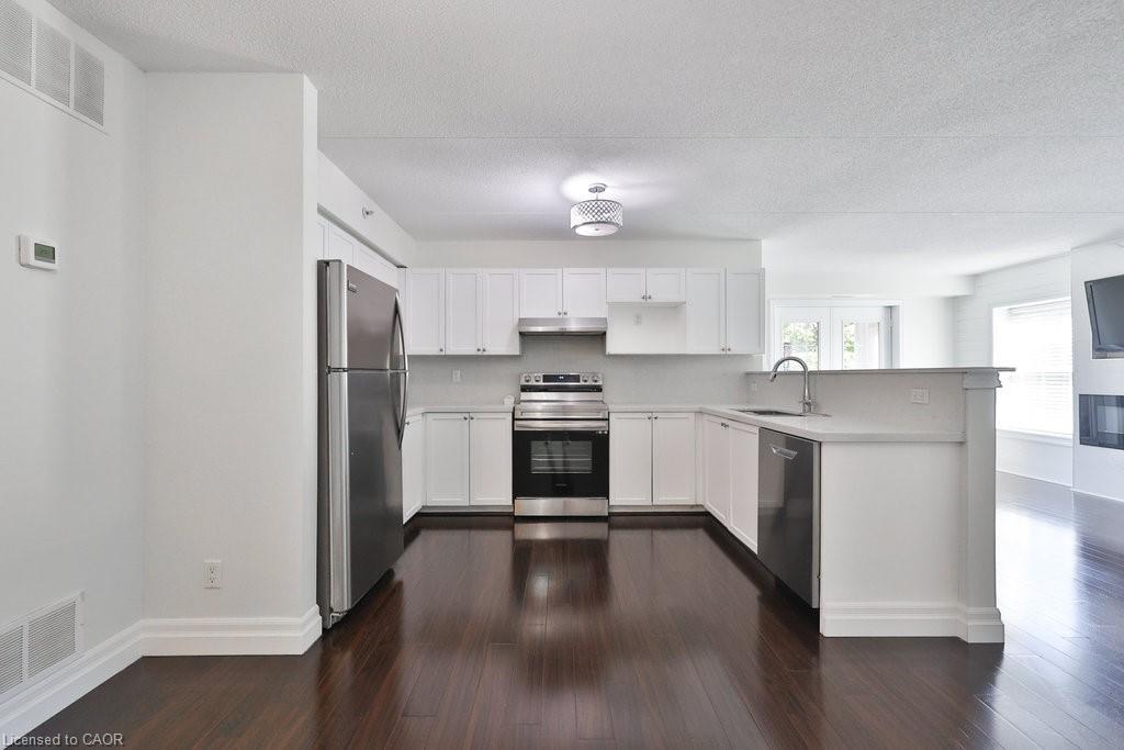 113-2035 Appleby Line, Burlington, ON - Indoor Photo Showing Kitchen